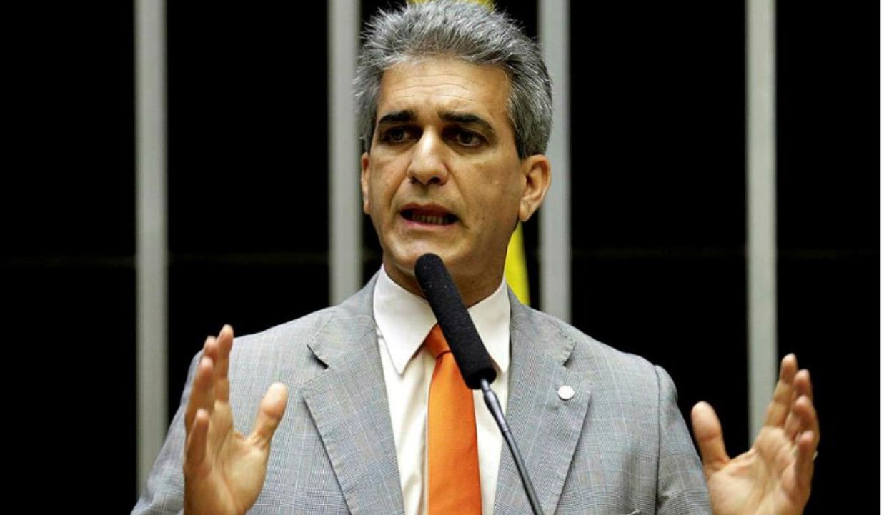 Robinson sugere que ACM Neto assuma a carreira de “blogueirinho” porque ele é o “candidato que ninguém quer”