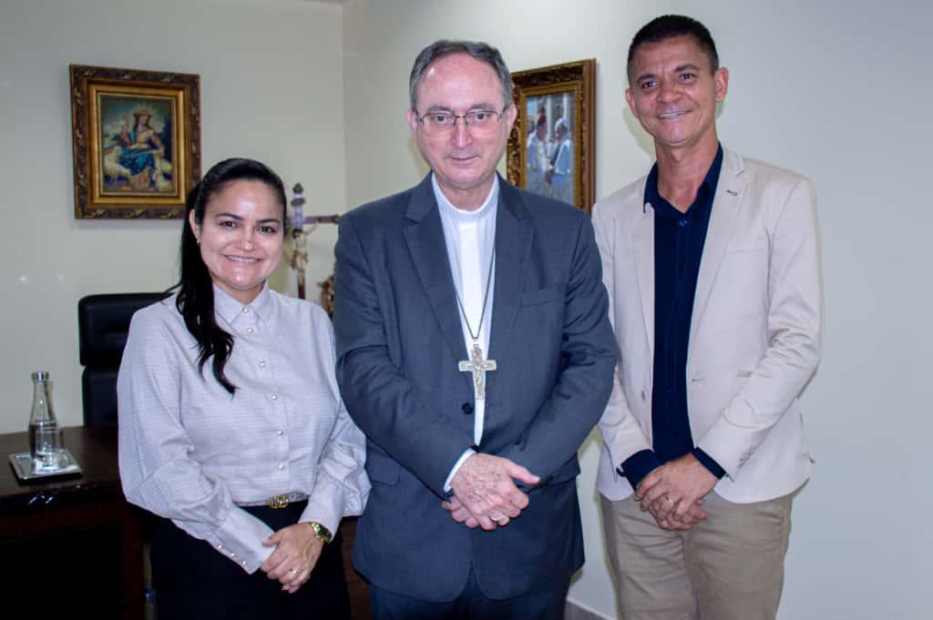 Débora Regis e Cardeal Dom Sergio da Rocha discutem ações da Igreja Católica em Lauro de Freitas