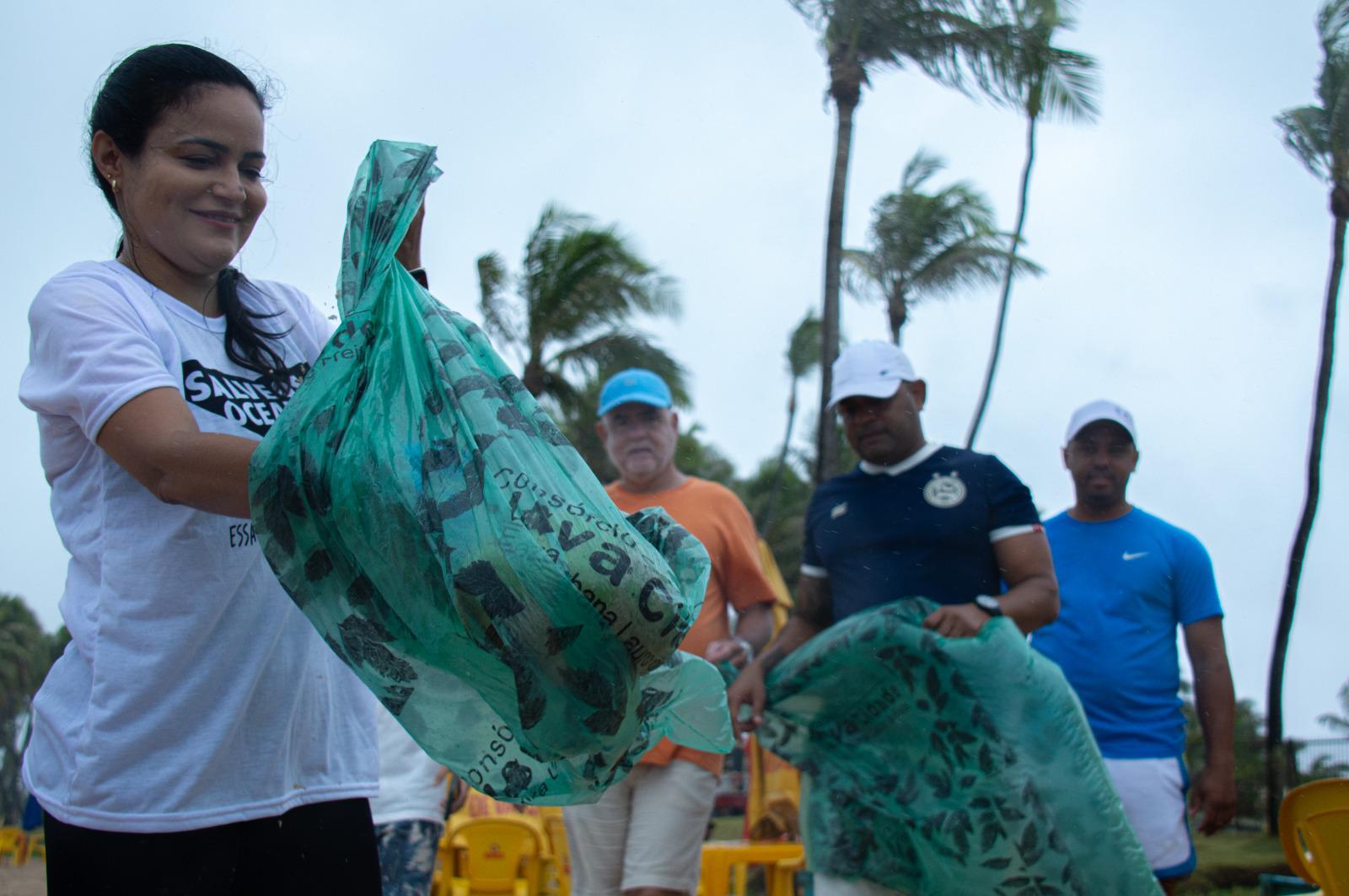 Débora Regis entrega quadriciclo e participa de mutirão de limpeza em Vilas