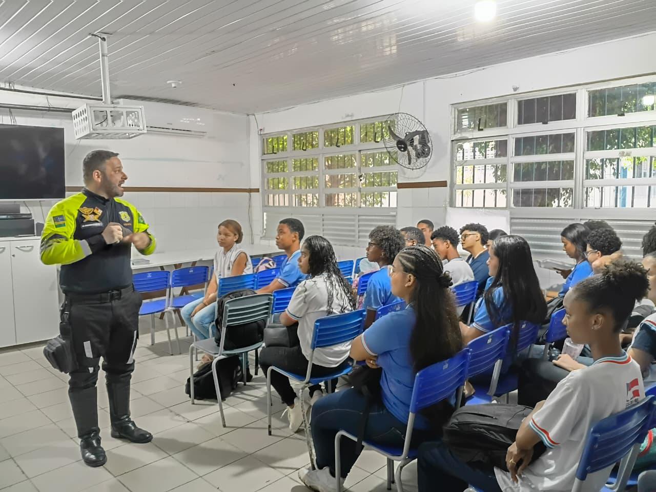Prefeitura de Lauro realiza palestra educativa sobre trânsito para jovens do Ensino Médio
