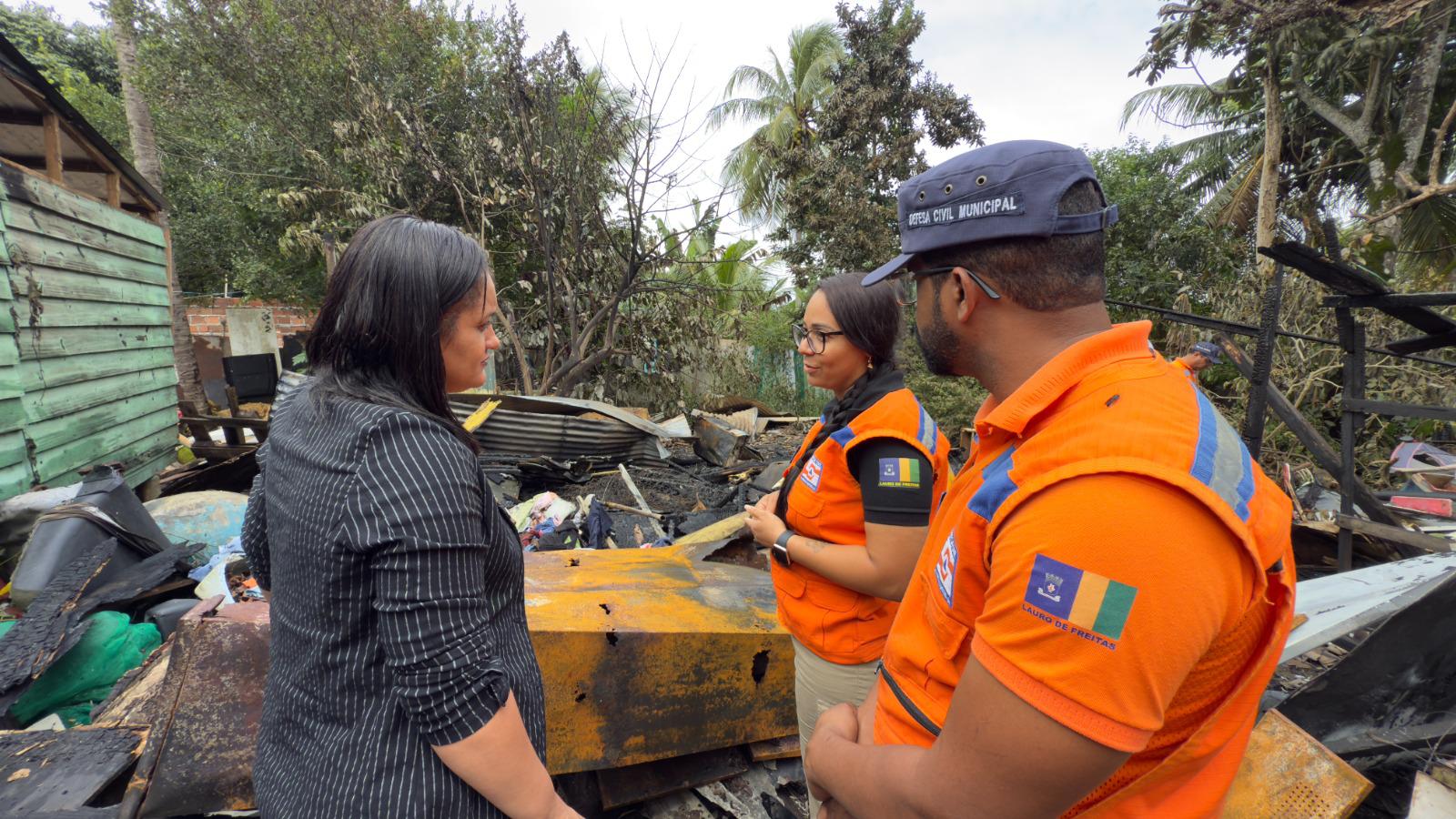 Prefeitura de Lauro presta assistência a famílias após incêndio no Quingoma