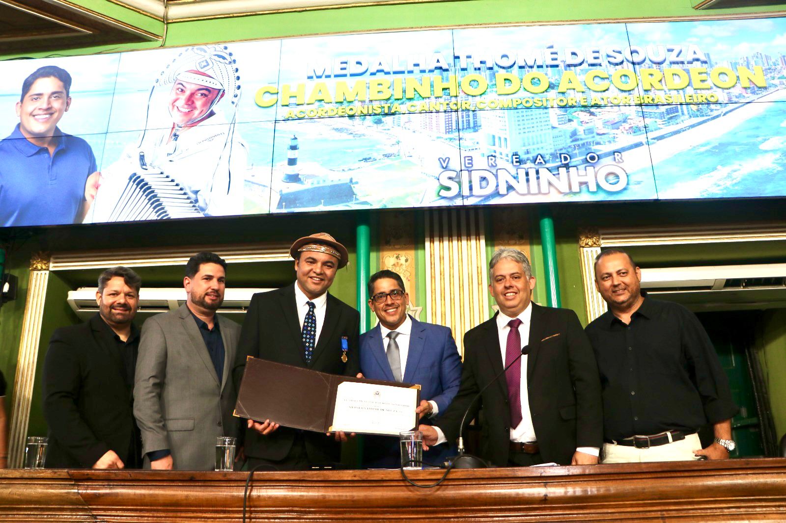 Câmara de Salvador homenageia Chambinho do Acordeon com a Medalha Thomé de Souza
