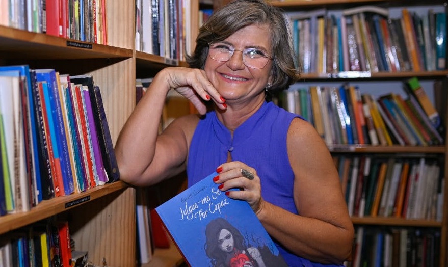 Goretti Carneiro lança primeiro livro em noite de autógrafos em Ilhéus