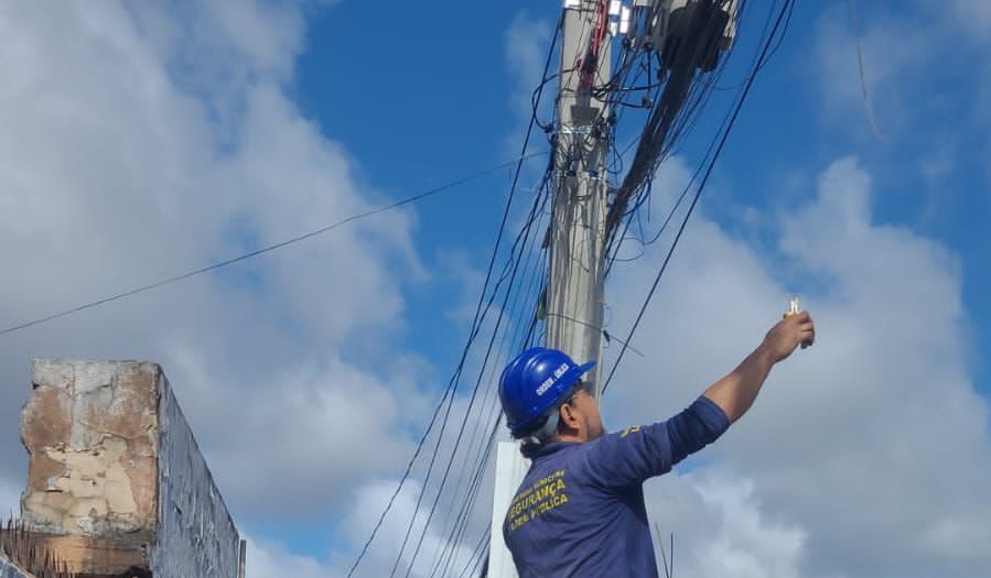 Prefeitura de Lauro intensifica Operação Visão Limpa com retirada de cabos e materiais irregulares
