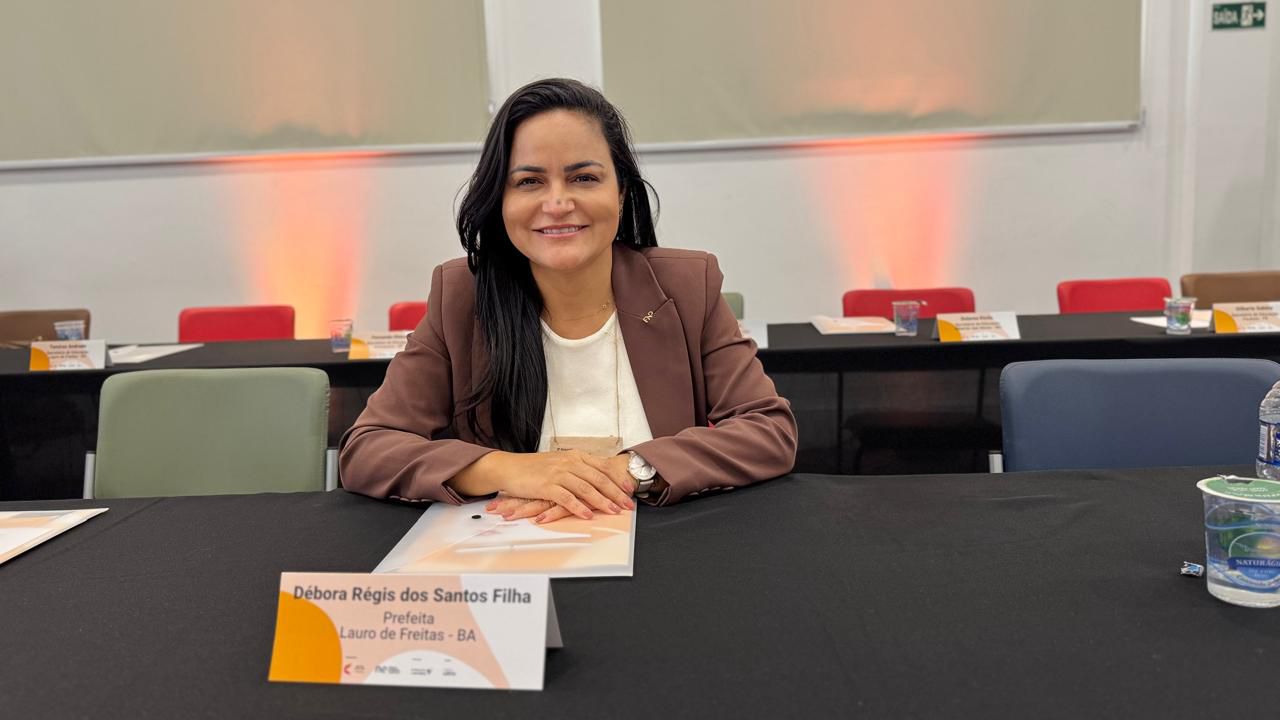 Participação de Débora Regis em Sobral (CE) reforça pacto pela educação pública em Lauro de Freitas