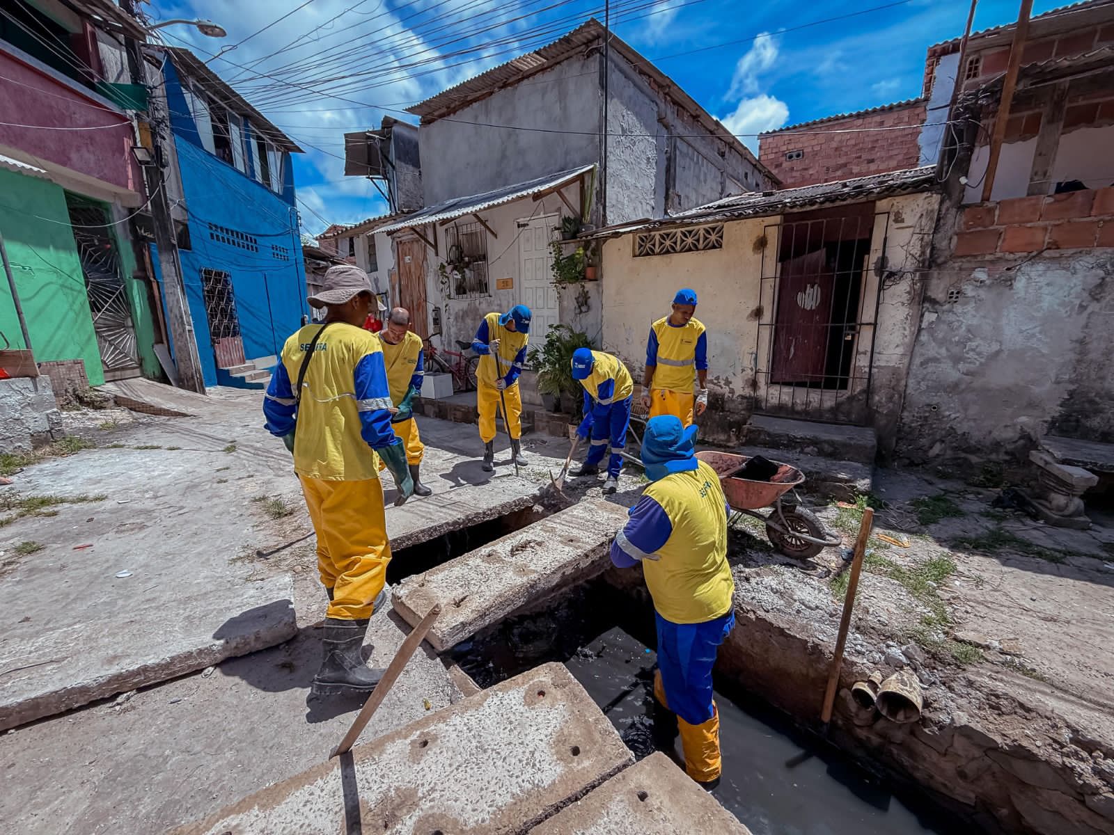Prefeitura de Lauro realiza ação de limpeza de canal em Portão