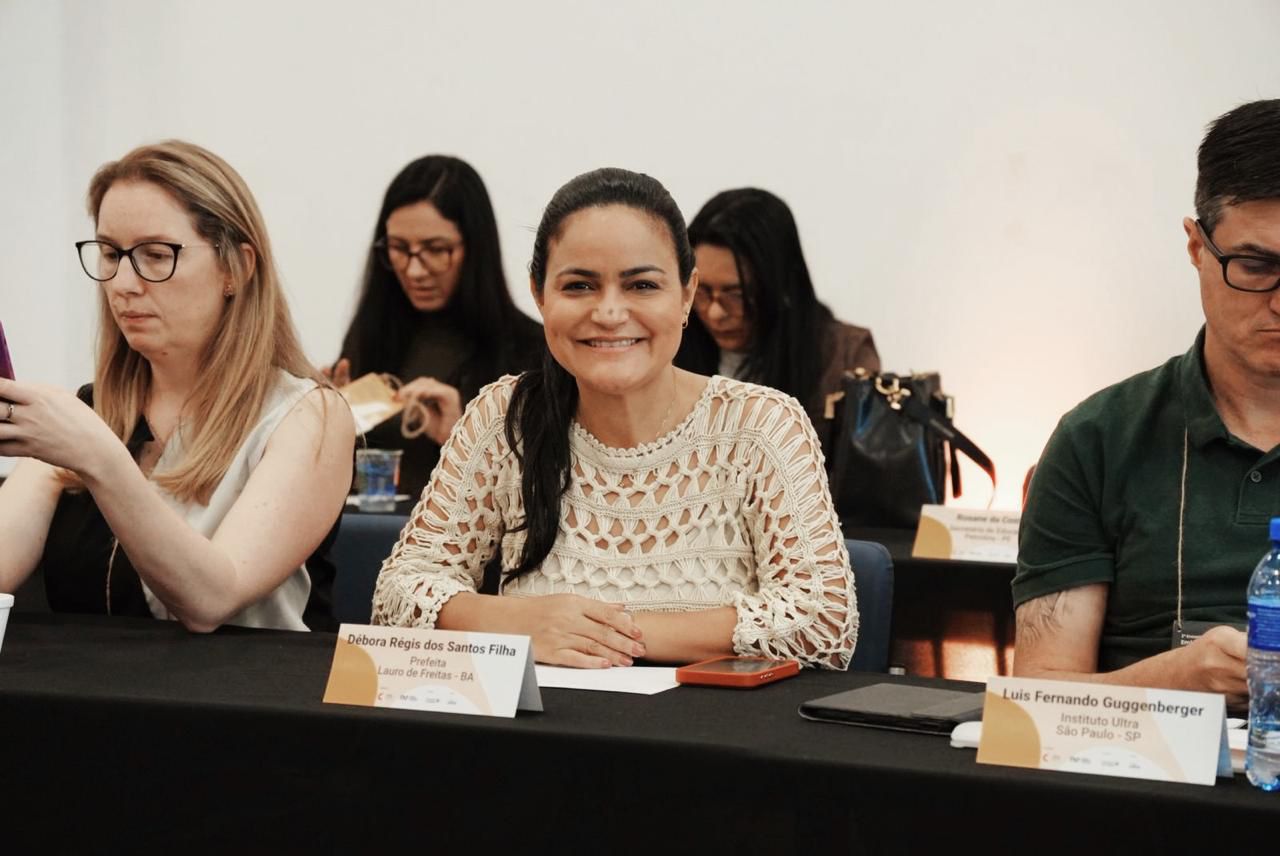 Prefeita de Lauro de Freitas, Débora Regis integra debates sobre gestão educacional no Ceará