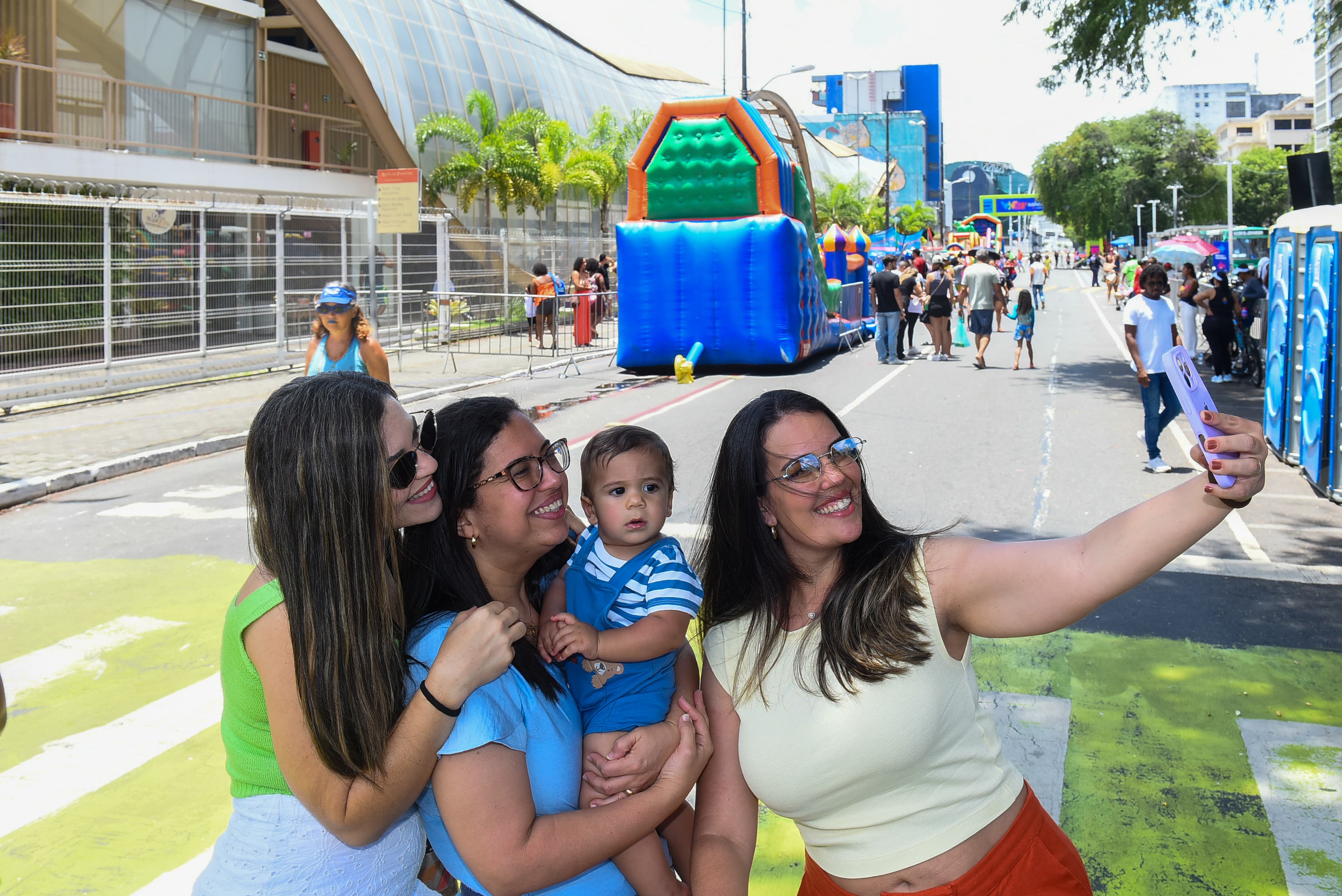Viver Salvador celebra Dia das Crianças com ruas lotadas e público de todas as idades no Comércio