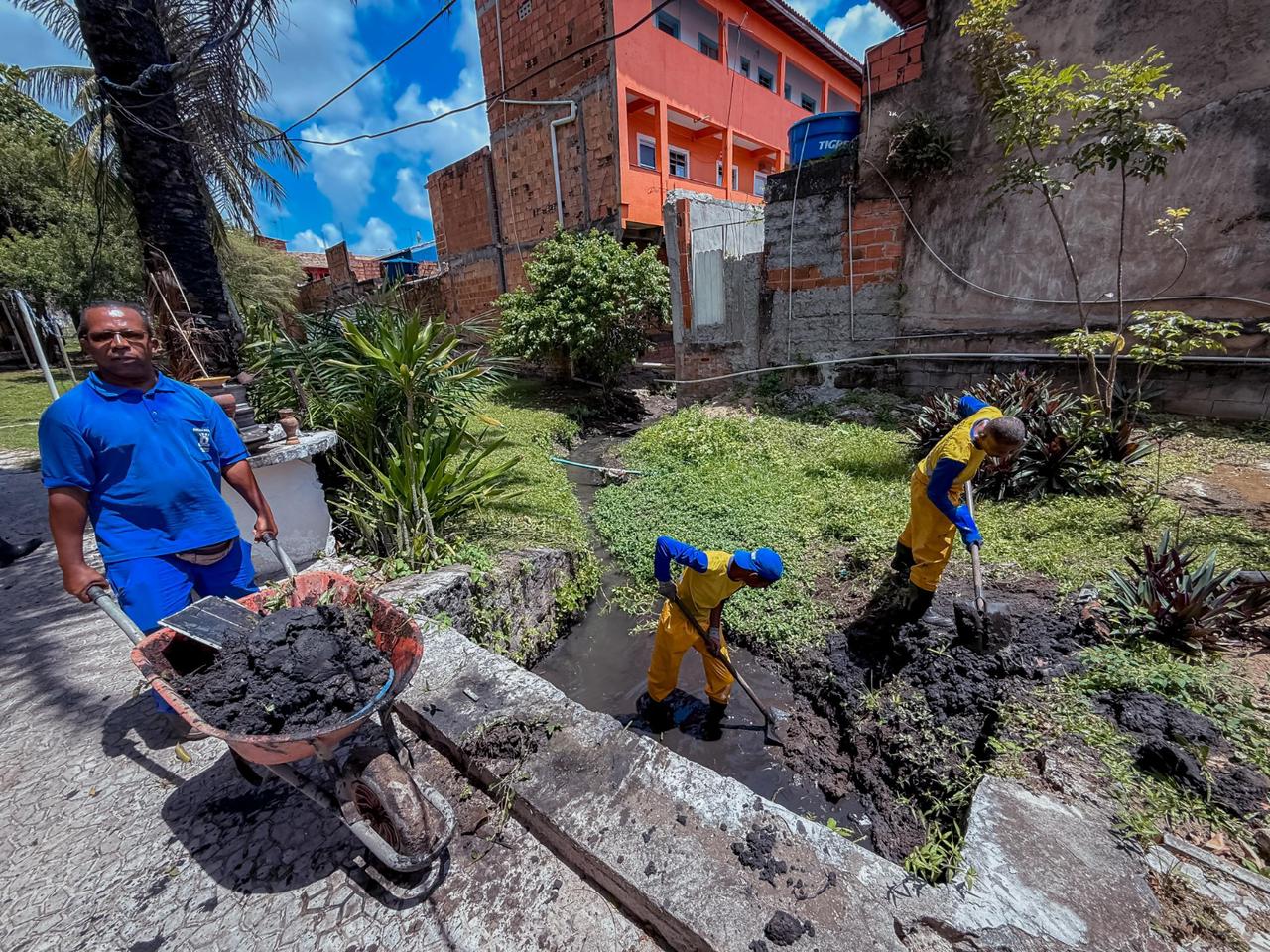 Prefeitura de Lauro realiza limpeza manual de canais em Portão e Vida Nova para prevenir alagamentos