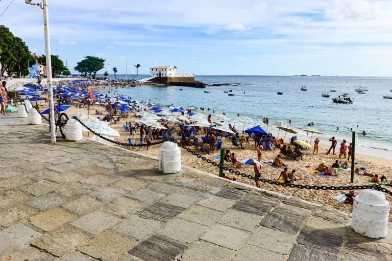 Câmara de Salvador devolve aos banhistas o direito de ocupar a faixa de areia do Porto da Barra