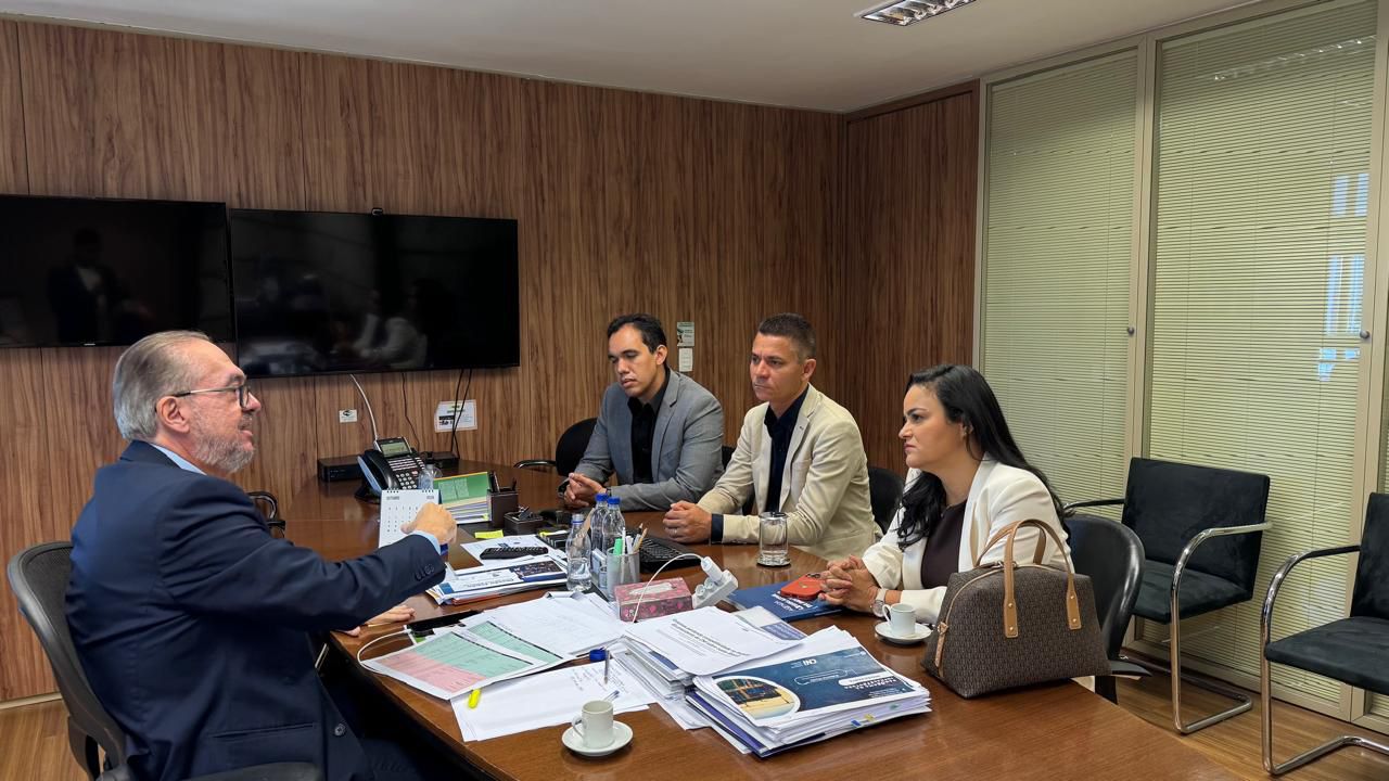 Prefeita de Lauro de Freitas discute geração de empregos em reunião na CNI em Brasília
