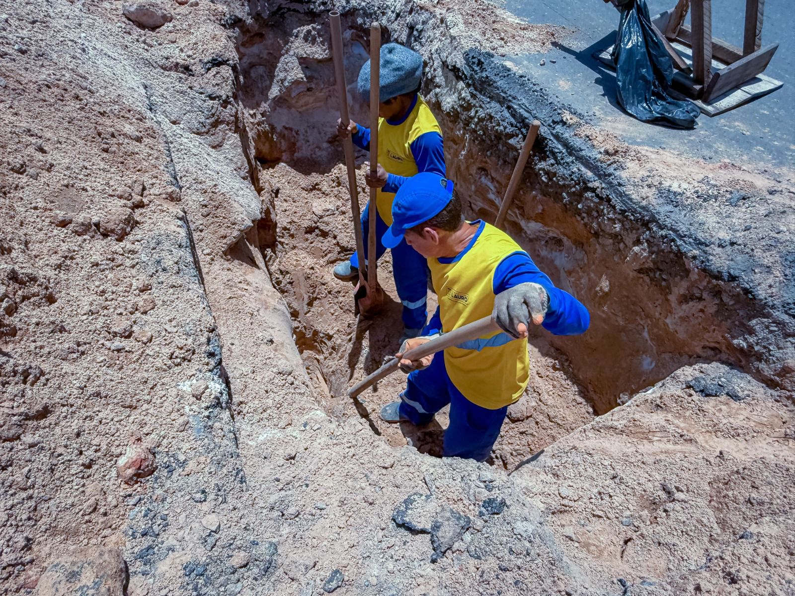 Ipitanga e Vilas recebem serviços de manutenção na rede de drenagem