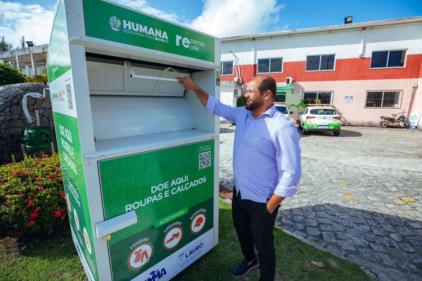 Lauro implanta mais seis coletores públicos de roupas usadas no município