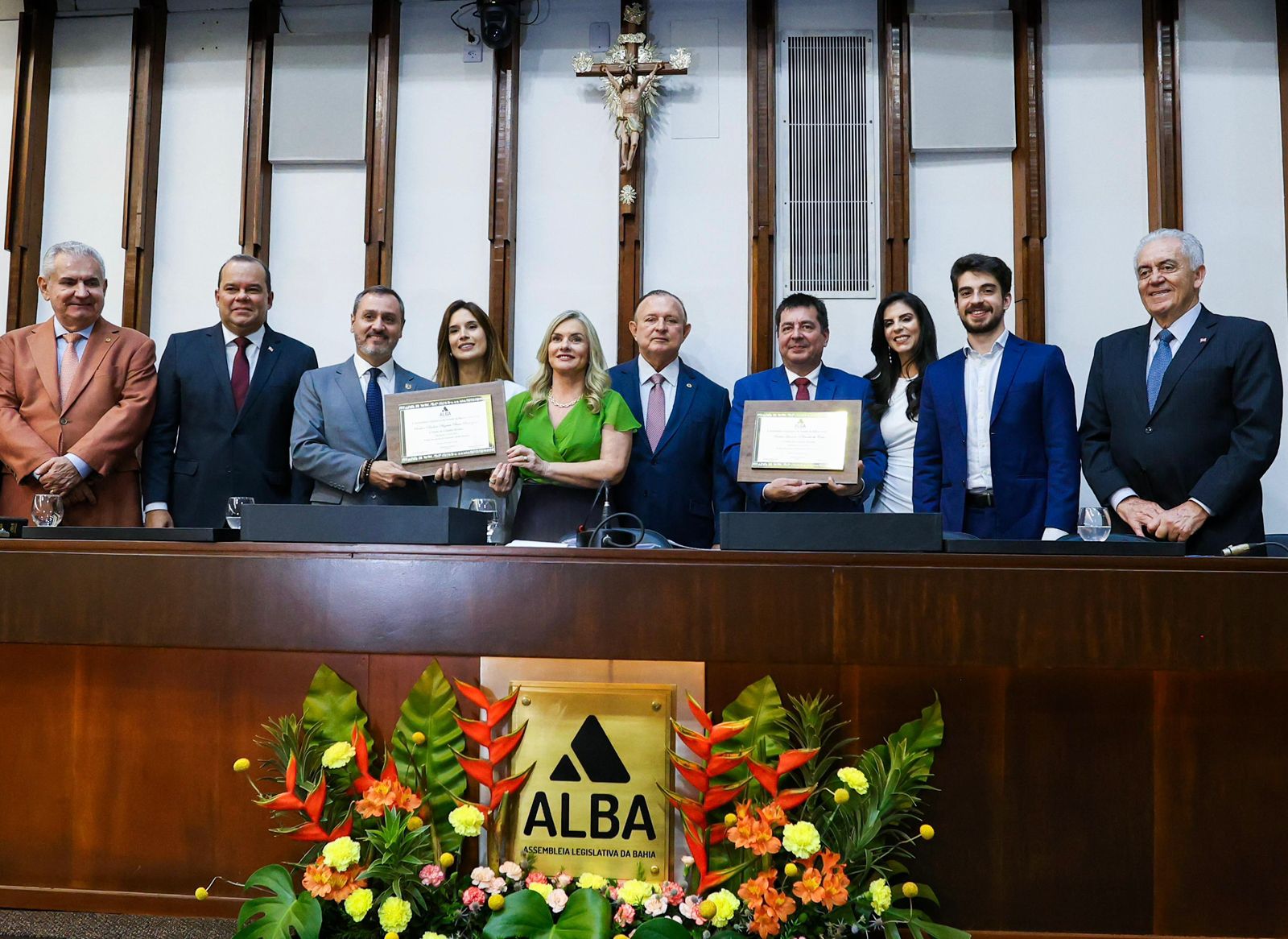 Adolfo Menezes entrega títulos de cidadania baiana a delegados da Polícia Federal