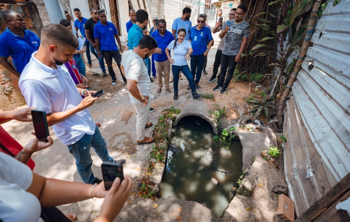 Débora Regis vistoria obras e ouve moradores em diferentes bairros de Lauro de Freitas