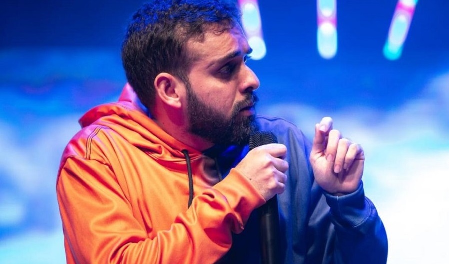 Ítalo Sena apresenta show de stand-up nesta sexta em Camaçari