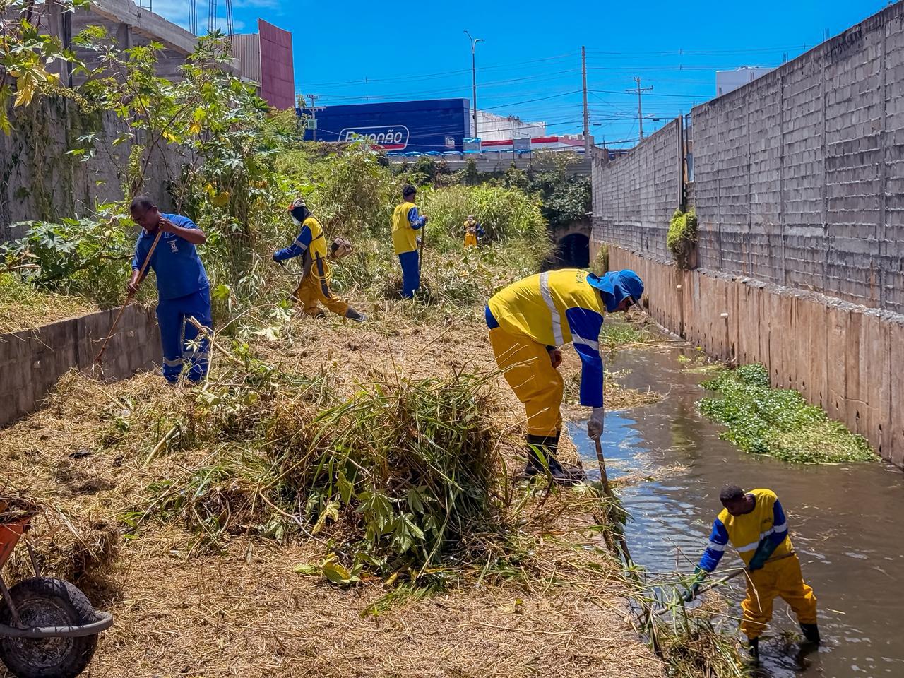 Prefeitura realiza ação de limpeza de canal em vias de Lauro