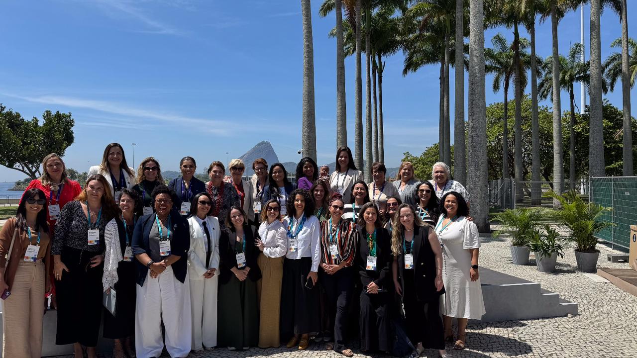 Débora Regis destaca liderança feminina na Plenária Internacional de Prefeitas