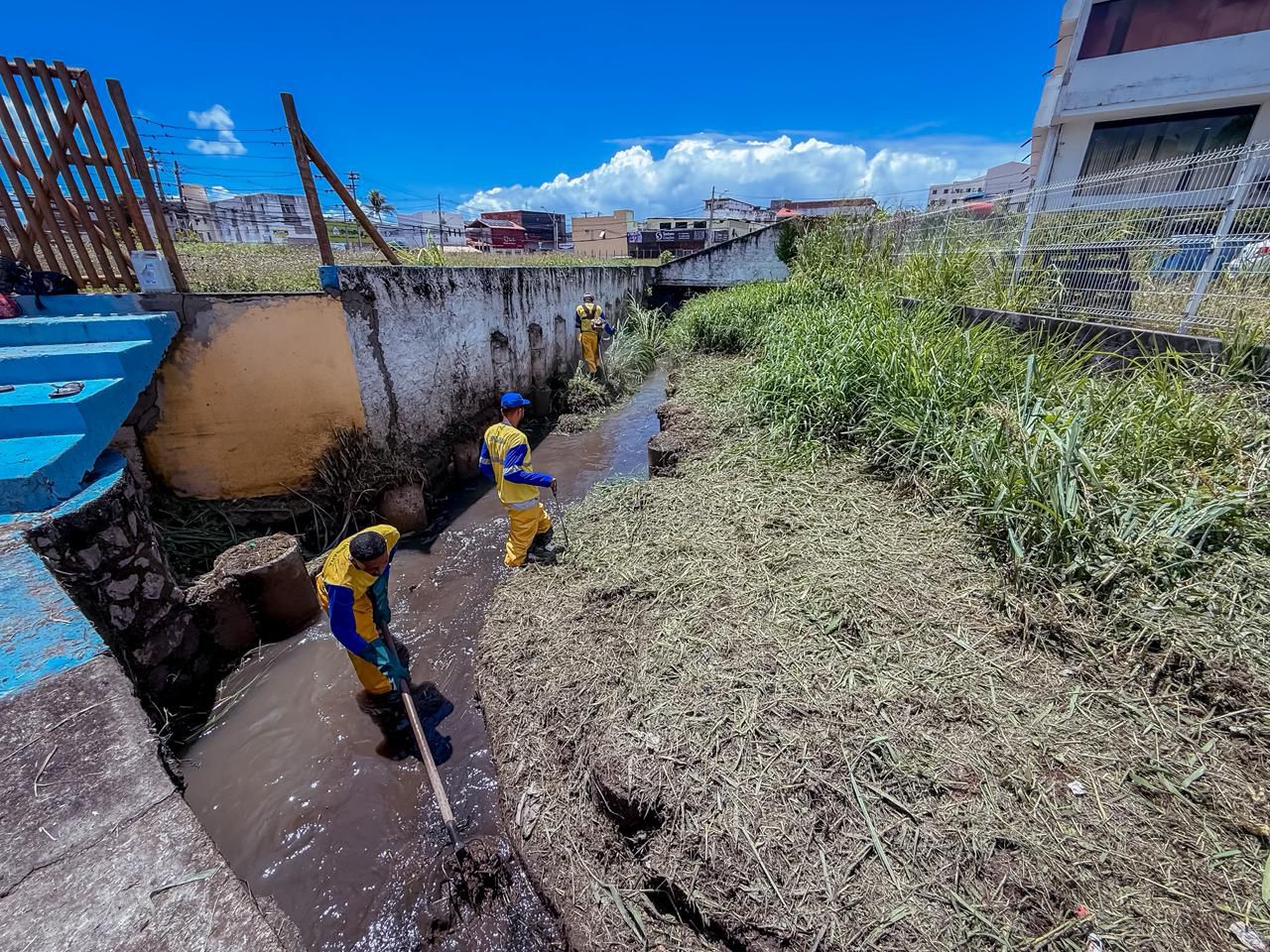 Limpeza de canais reforça prevenção de alagamentos em Lauro