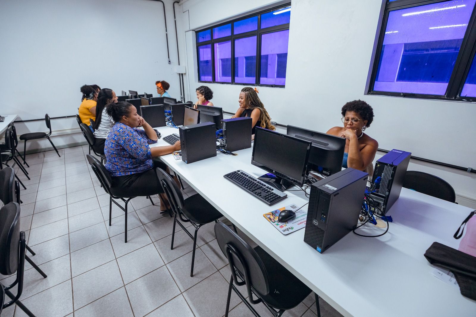 Curso de informática básica capacita mulheres de Lauro de Freitas