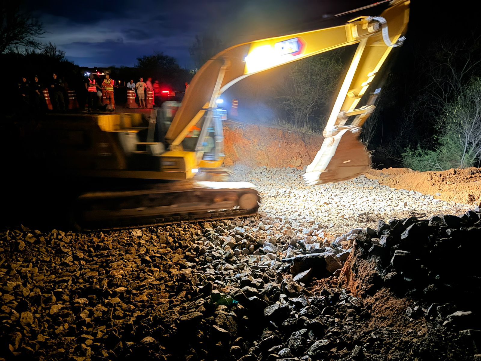 DNIT trabalha dia e noite para recuperar trecho da BR-116 entre Araci e Tucano