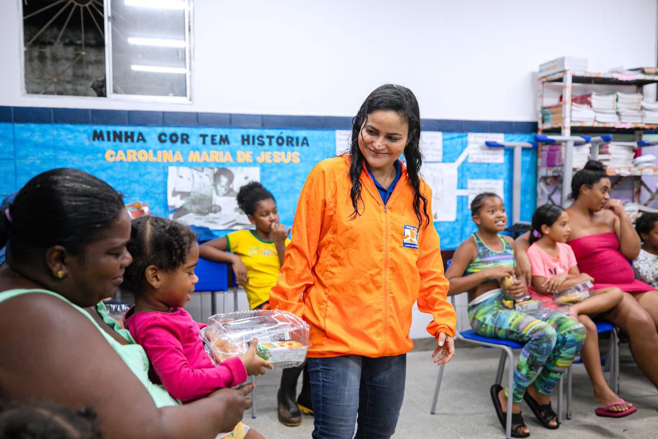 Prefeitura distribui alimentos a famílias atingidas pelas chuvas em Lauro de Freitas