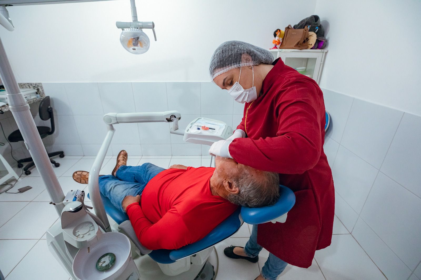 Prefeitura de Lauro realiza entrega de próteses dentárias no CEO e resgata autoestima de moradores