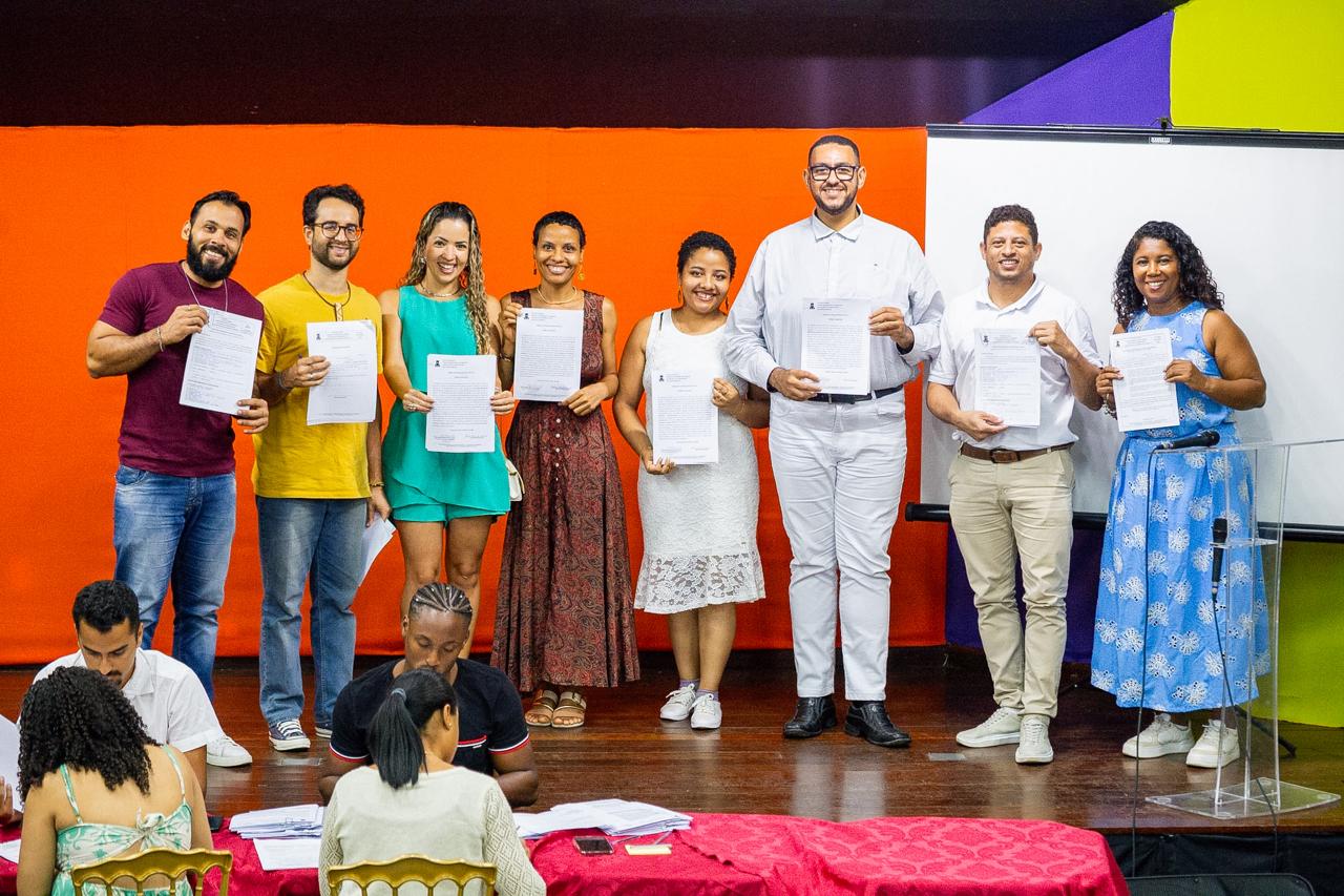 Prefeitura de Camaçari empossa 37 servidores aprovados em concurso público