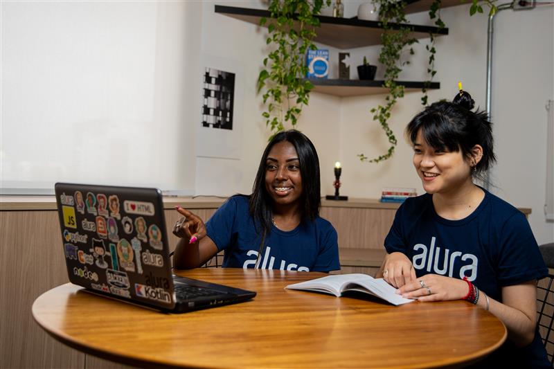 Pesquisa Alura/Opinion Box aponta que 86% dos profissionais acreditam que a IA impactará diretamente sua área