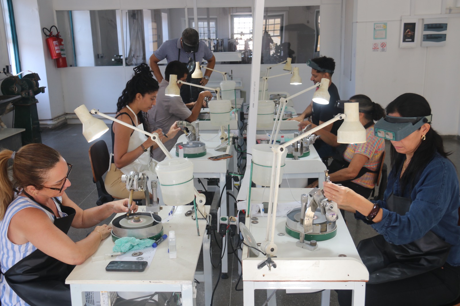 Com a formação de lapidários, o Centro Gemológico da Bahia fortalece cadeia produtiva de gemas e joias no estado