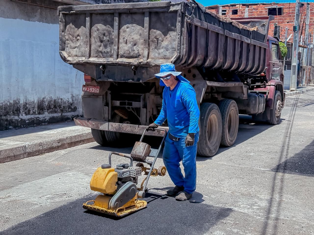 Lauro: Portão e Areia Branca recebem serviços da Operação Buraco Zero