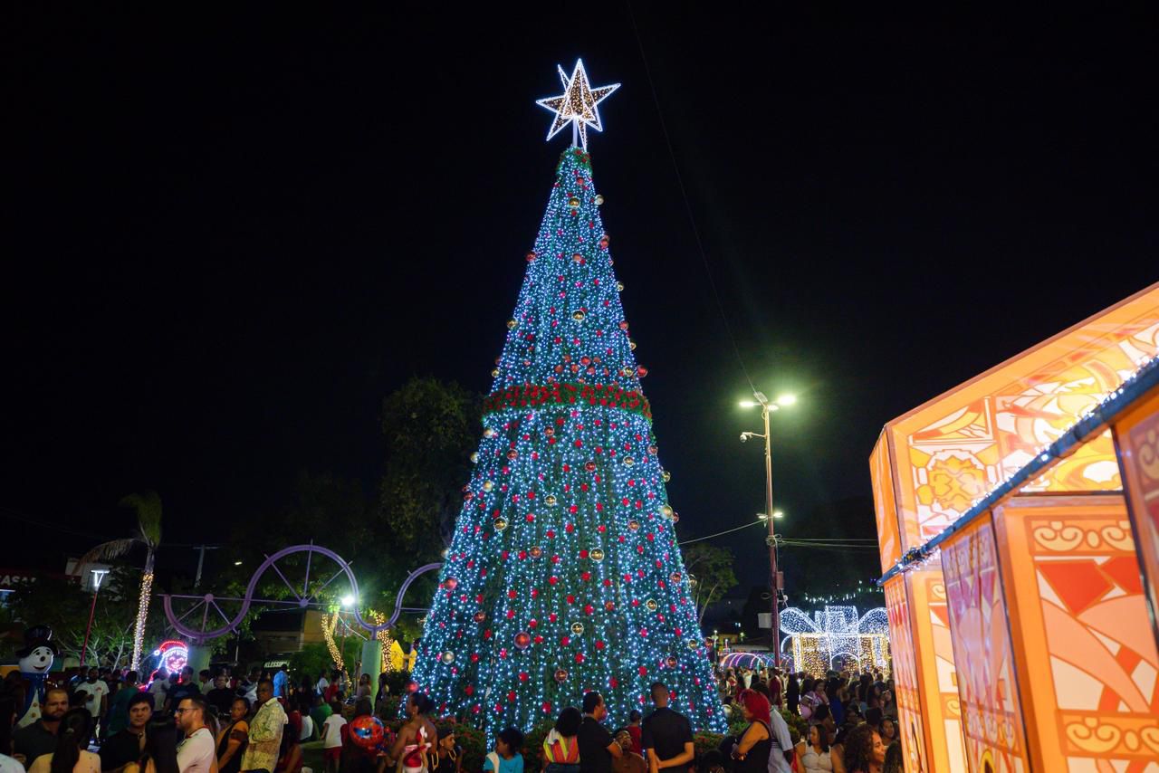 Multidão prestigia abertura do Natal Mágico na Praça da Matriz em Lauro