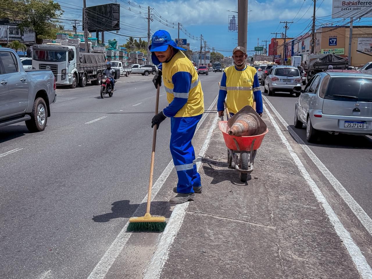 Lauro de Freitas realiza grande mutirão de limpeza na Estrada do Coco