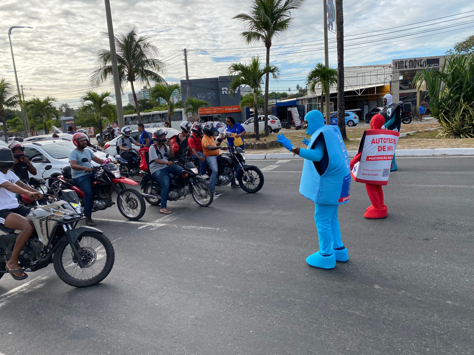 Blitz do Dezembro Vermelho leva informação e prevenção à Estrada do Coco