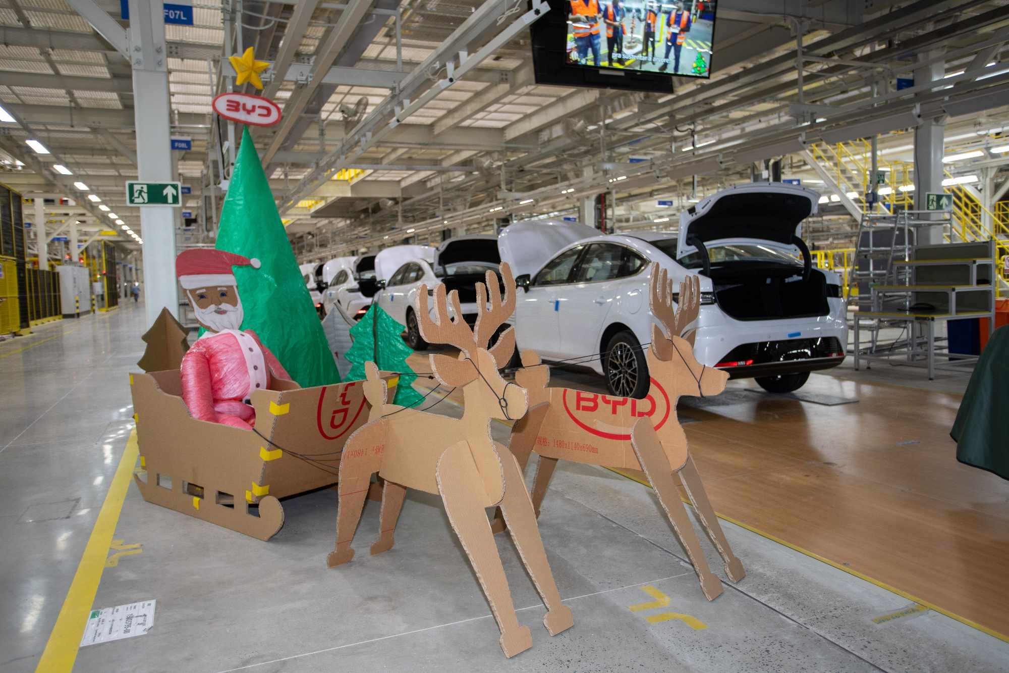 Colaboradores da BYD usam materiais recicláveis em decoração natalina na fábrica de Camaçari