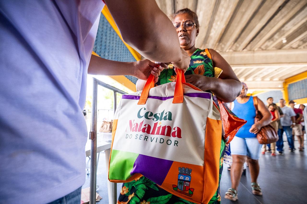 Prefeitura de Camaçari retoma entrega da Cesta Natalina e beneficia 13 mil servidores