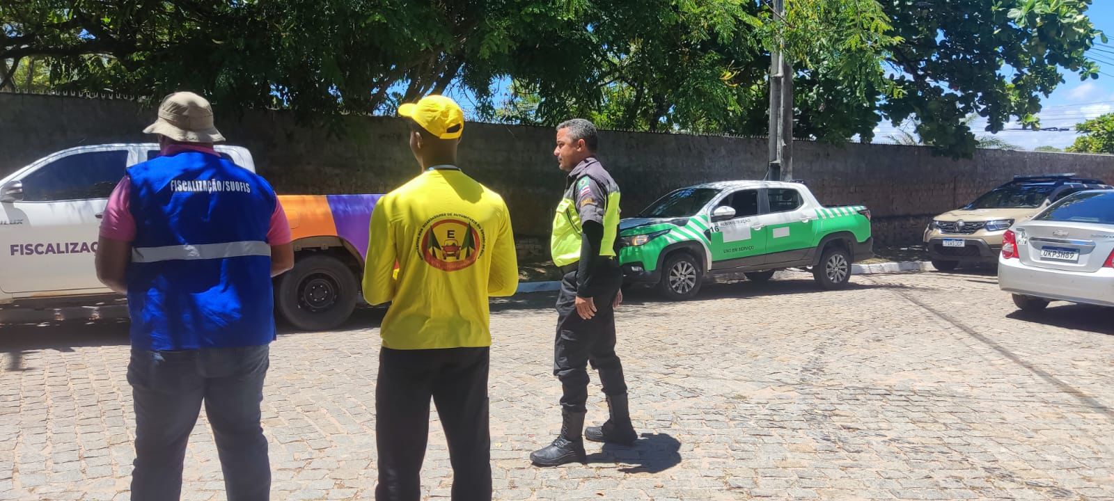 Operação Verão Conectado coíbe cobrança ilegal de estacionamento na Orla de Camaçari