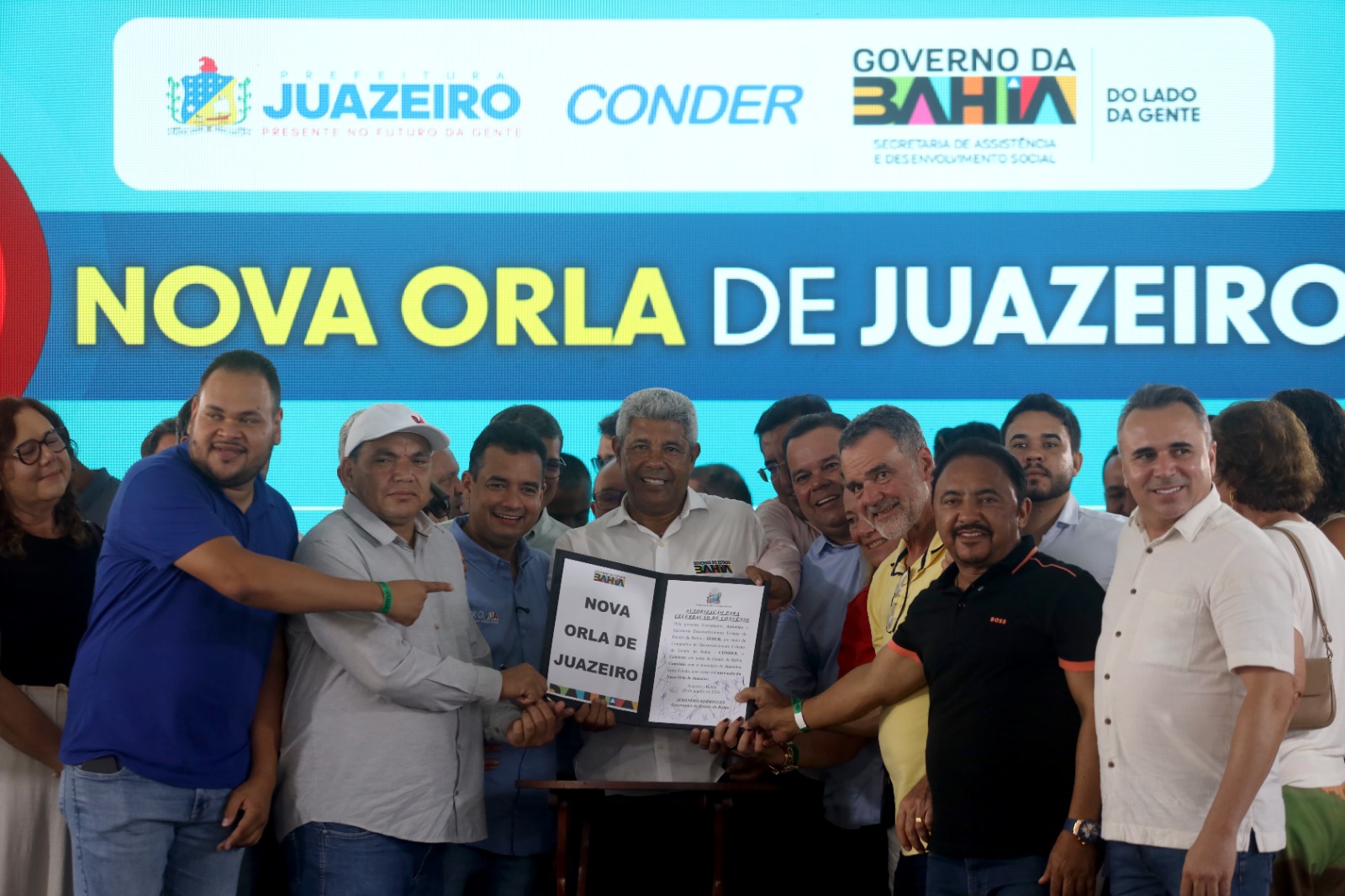 Em Juazeiro, governador entrega ambulância e autoriza obras na Orla pelo Novo PAC