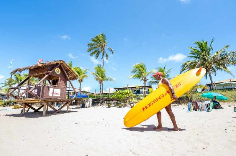 Guarda-vidas garantem mais segurança nos 42 km de praias de Camaçari