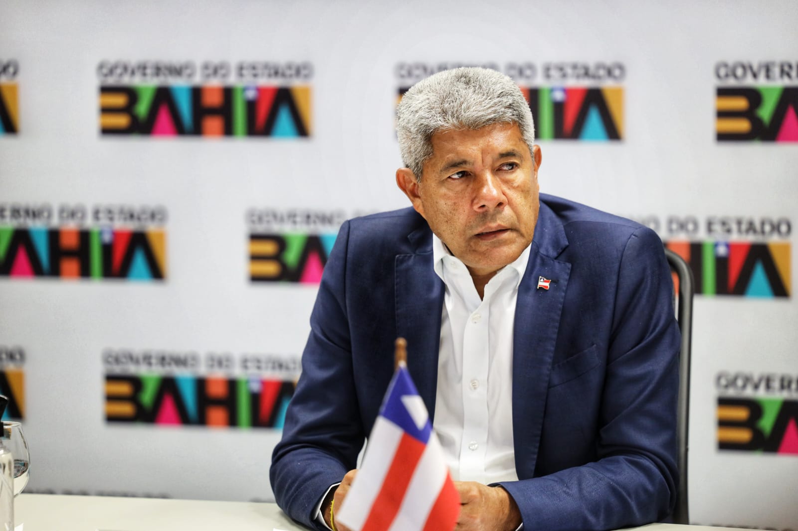 Jerônimo sanciona lei que proíbe nomes ligados à ditadura em equipamentos públicos