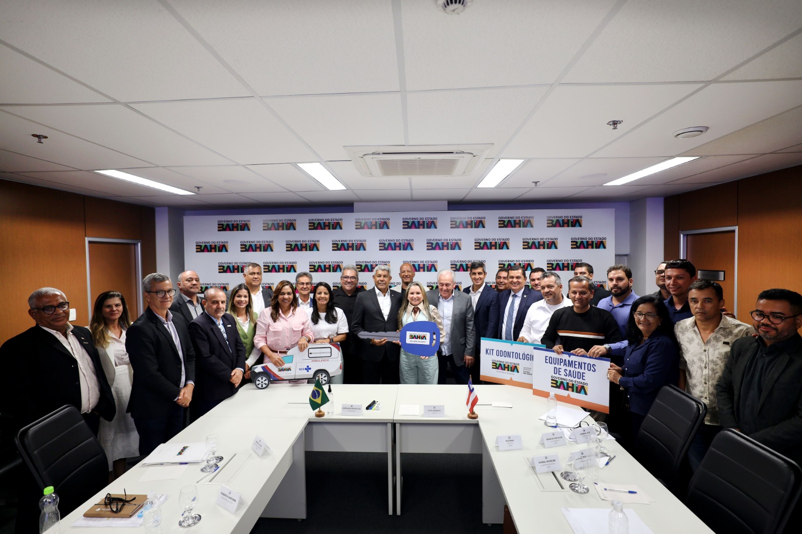 Uibaí recebe equipamentos para modernização da saúde, ambulância e TFD