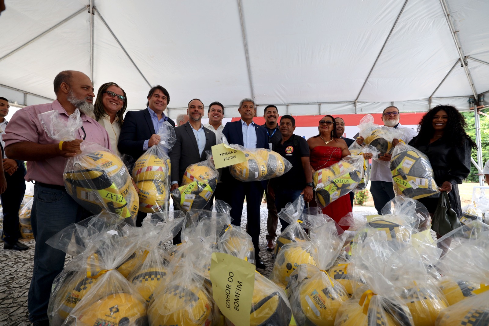 Governo do Estado entrega mais de 200 certificados, kits de proteção e bags para mototaxistas e motofretistas