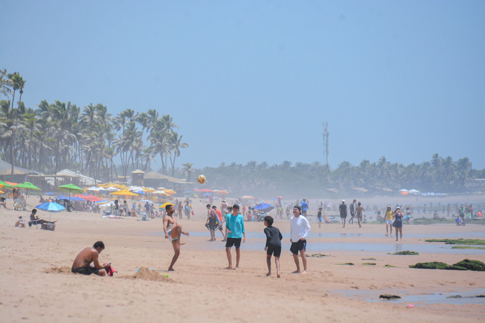 Praias de Lauro atraem turistas na alta temporada de verão