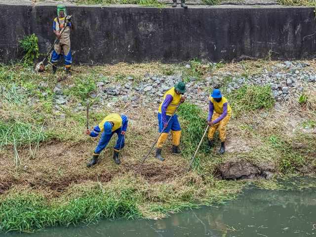 Lauro: Rio Ipitanga recebe serviço de limpeza na área da Avenida Beira Rio