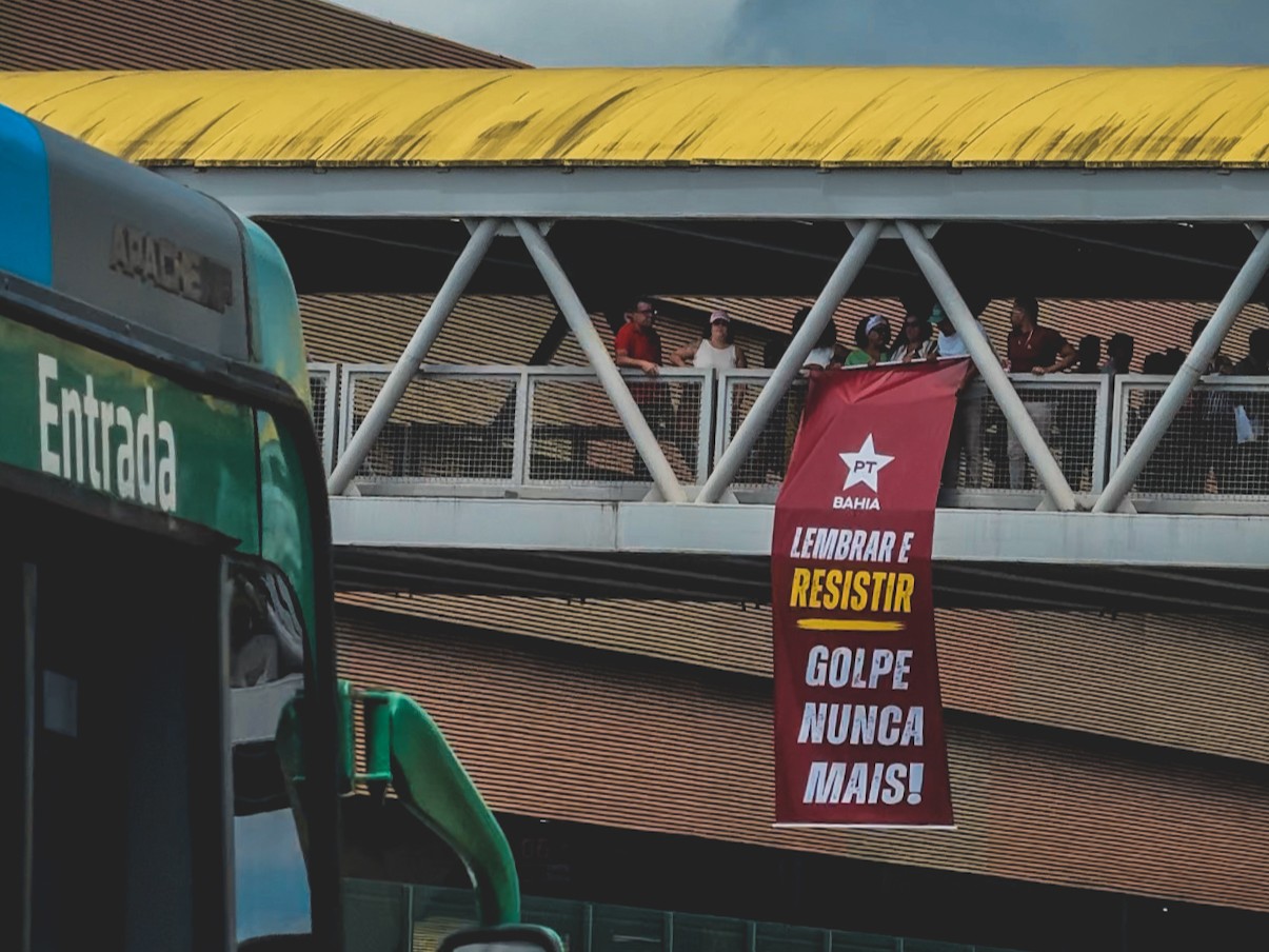 PT Bahia realiza intervenção urbana em defesa da democracia