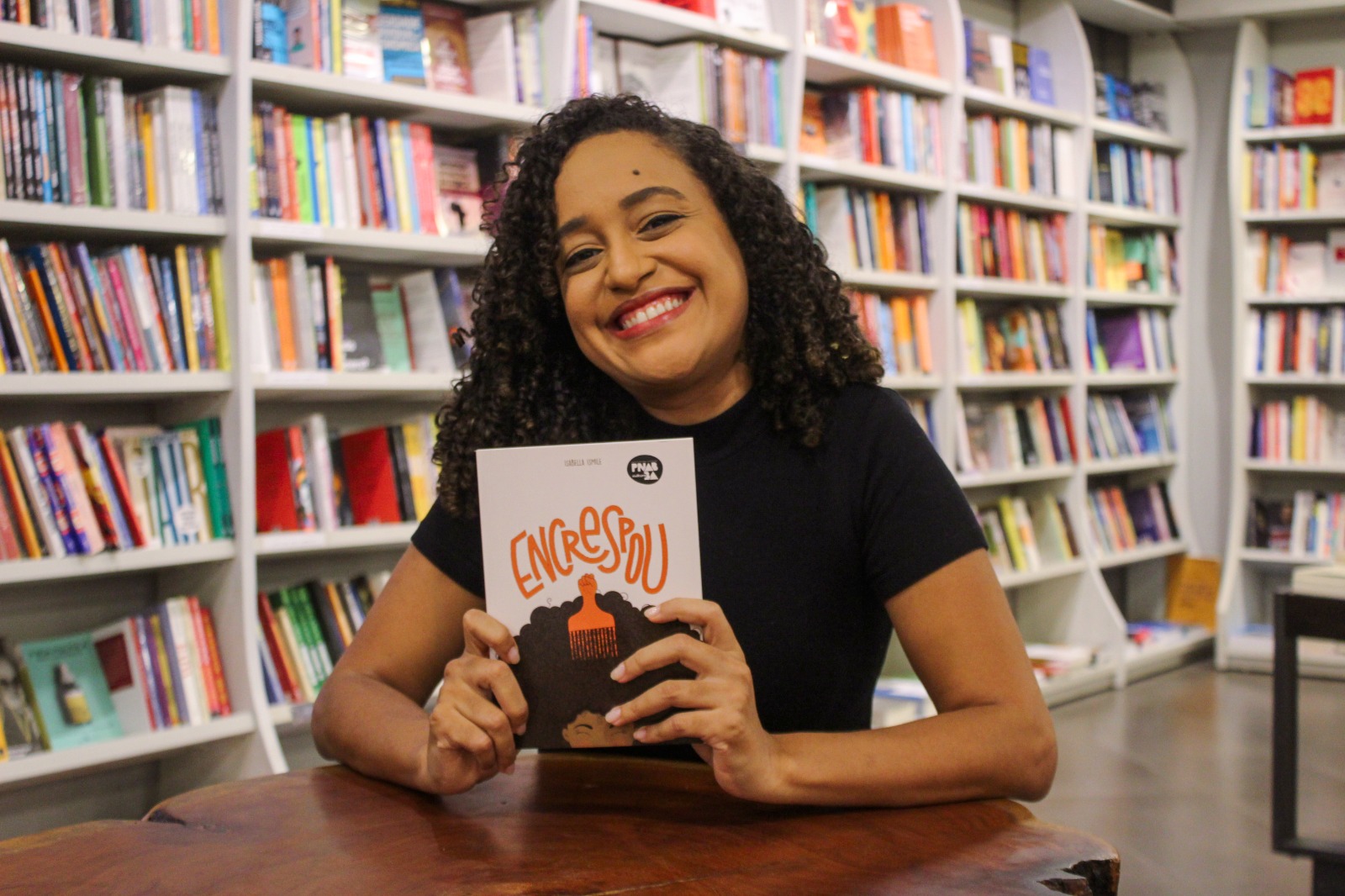 Isabella Ismile lança livro em quadrinhos “Encrespou” no próximo sábado em Salvador