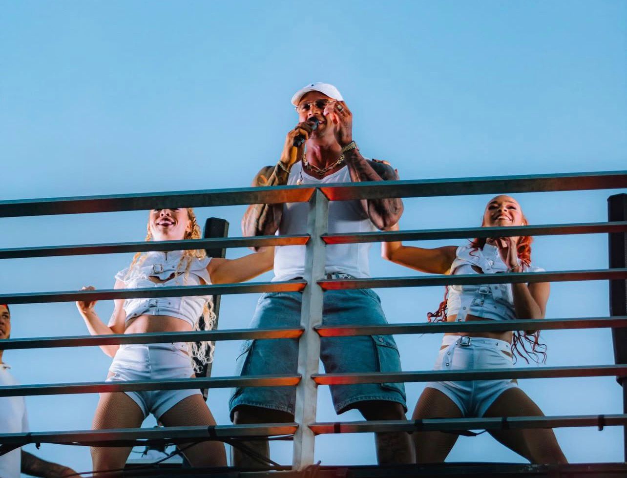 Arrastão do Cruzeiro com Léo Santana encerra Lavagem de Irará 2026 em clima de festa e multidão