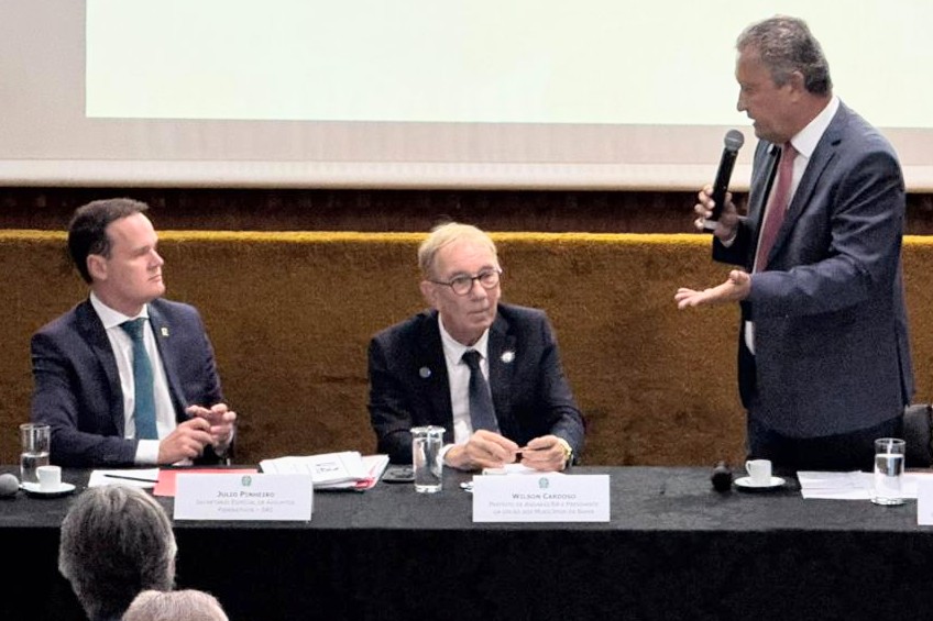 Em reunião com a UPB, Rui e Júlio discutem propostas para avanço das cidades baianas