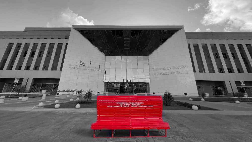 TJBA instala o Banco Vermelho como símbolo de combate à violência contra a mulher