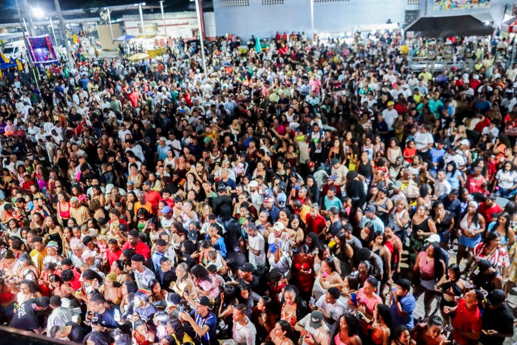 Diversidade musical marca primeira noite da Lavagem de Barra do Pojuca; programação segue neste domingo e segunda